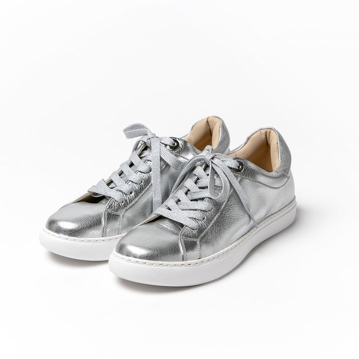 レースアップスニーカー