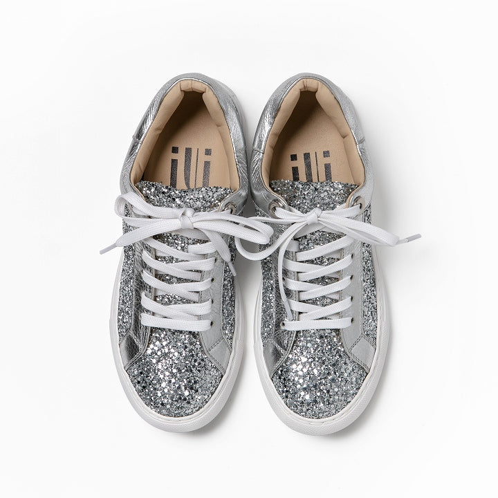 レースアップスニーカー