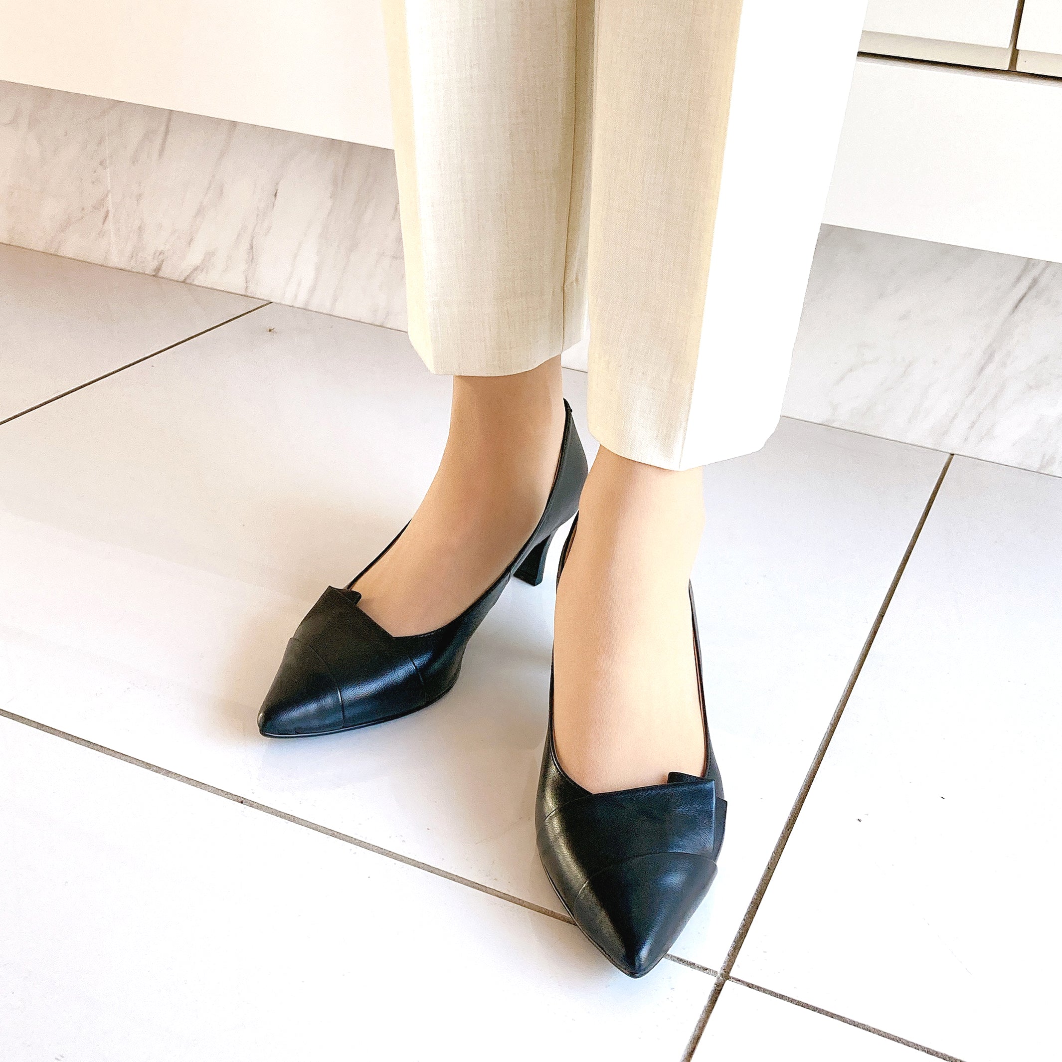 プリーツモチーフポインテッドパンプス