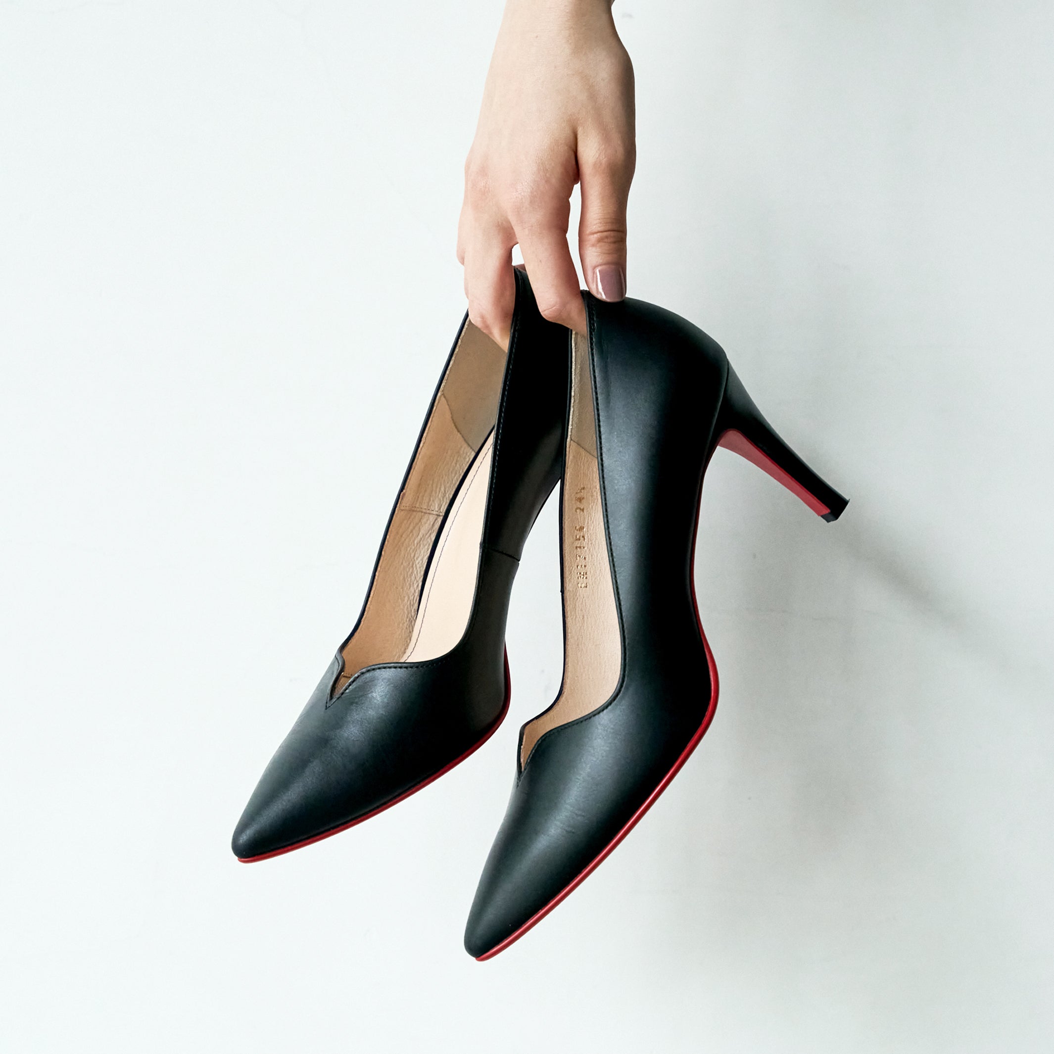 EIZO Vカットパンプス