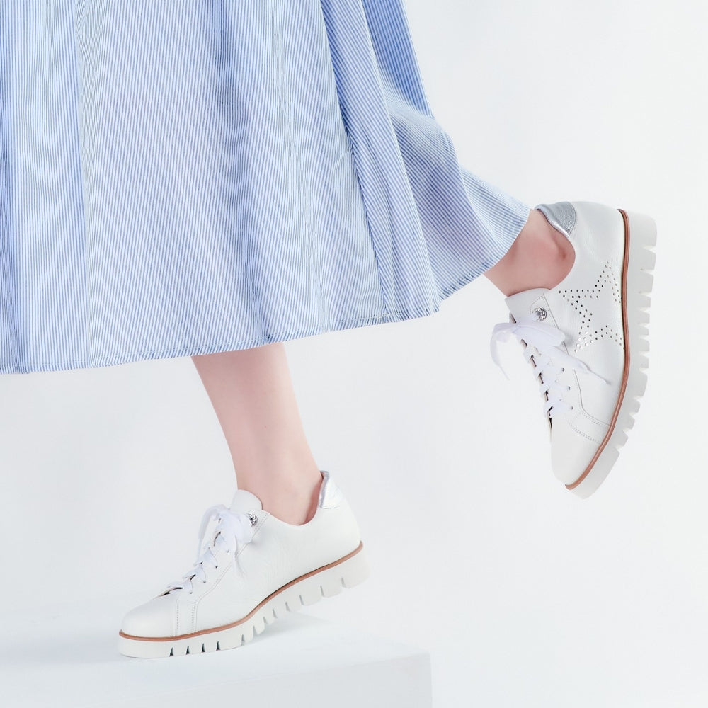 側邊星星打孔皮革運動鞋