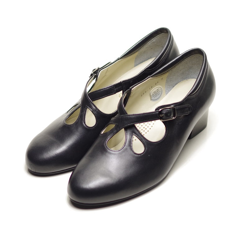 カットワーク ストラップパンプス