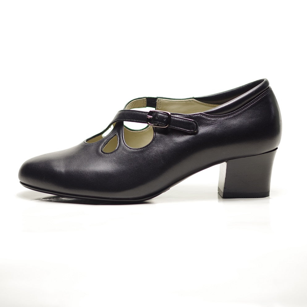 カットワーク ストラップパンプス