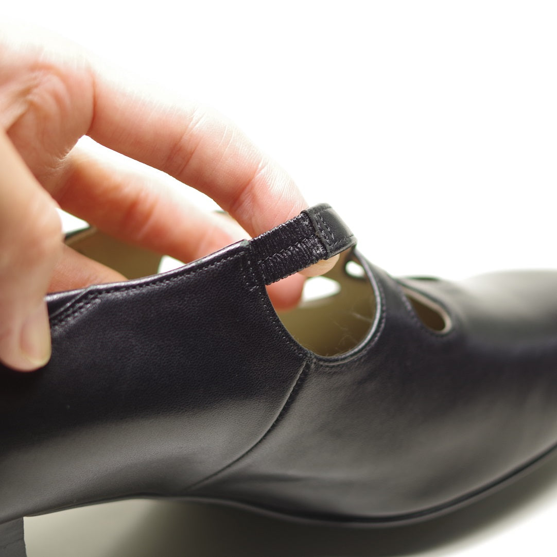 カットワーク ストラップパンプス