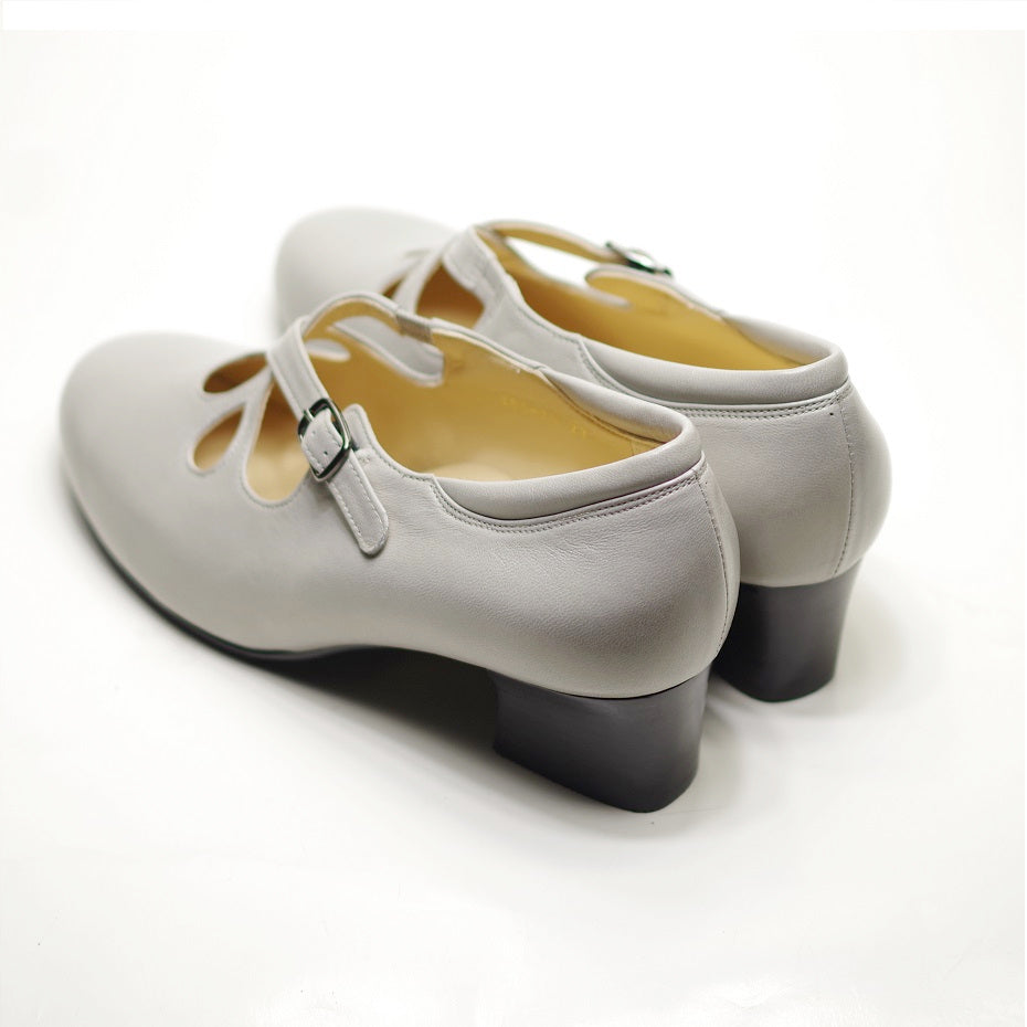 カットワーク ストラップパンプス