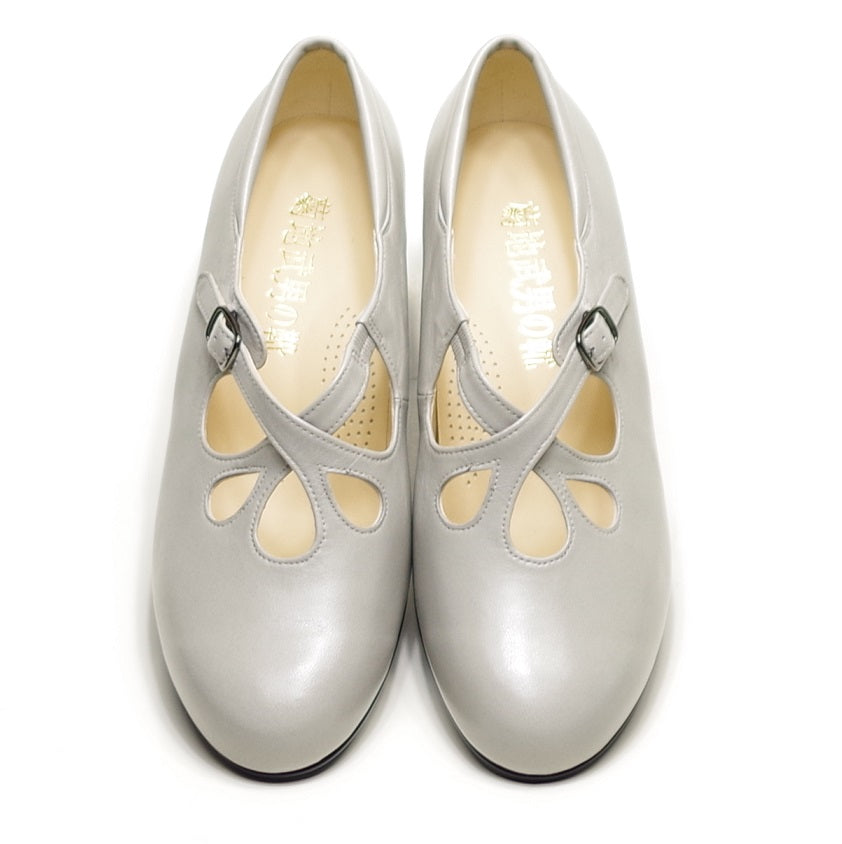 カットワーク ストラップパンプス