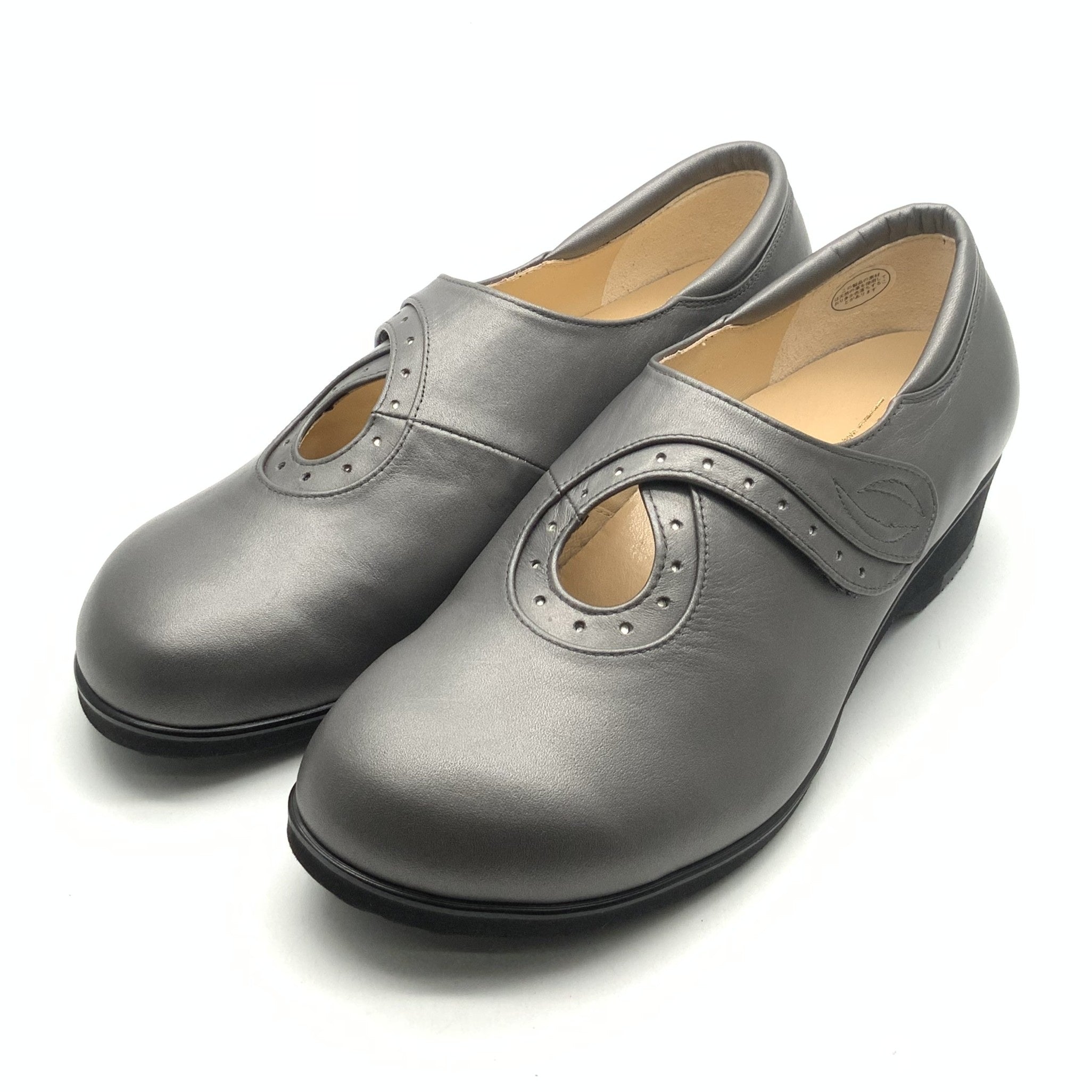 スタッズストラップパンプス