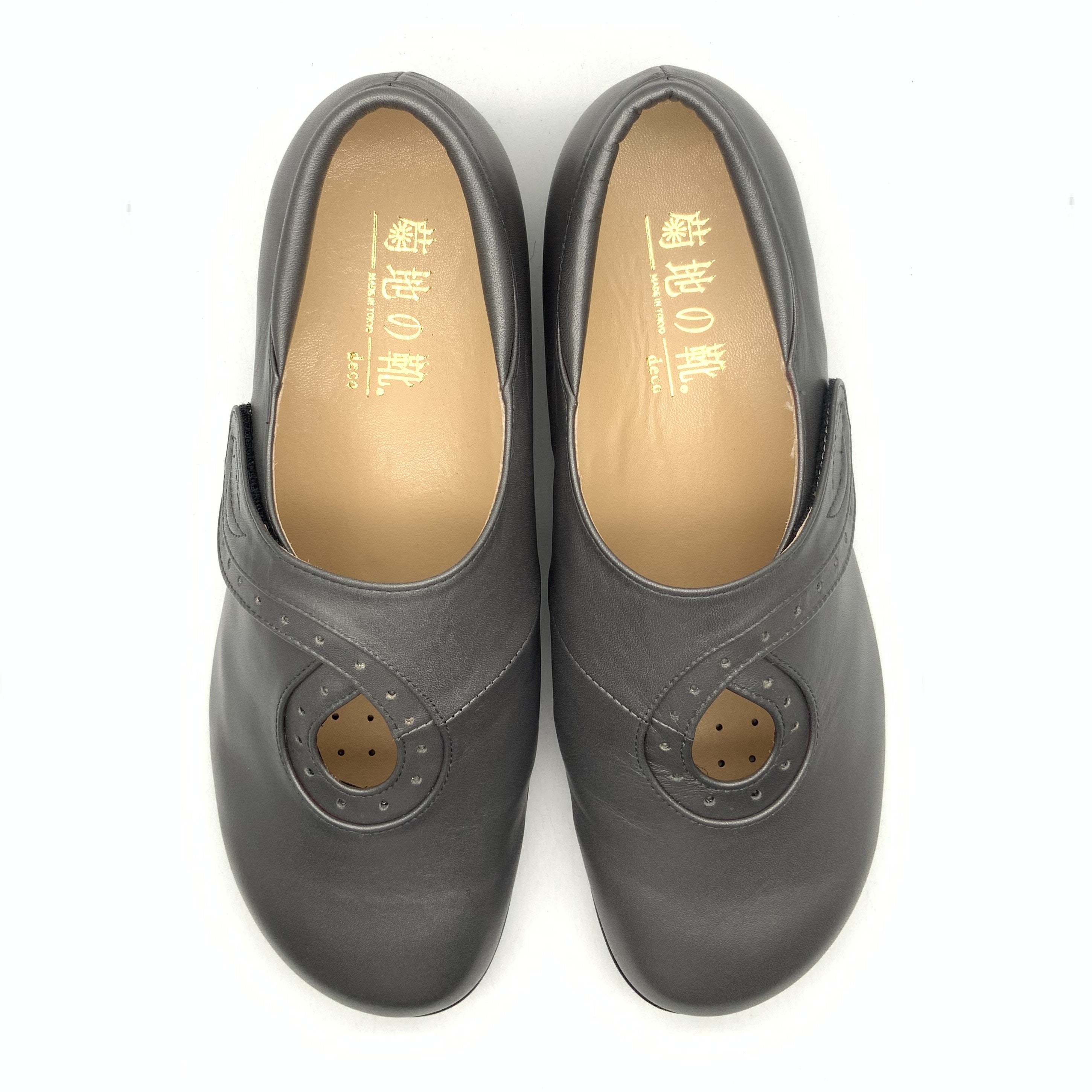 スタッズストラップパンプス