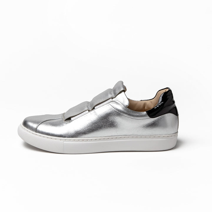 エラスティックスニーカー