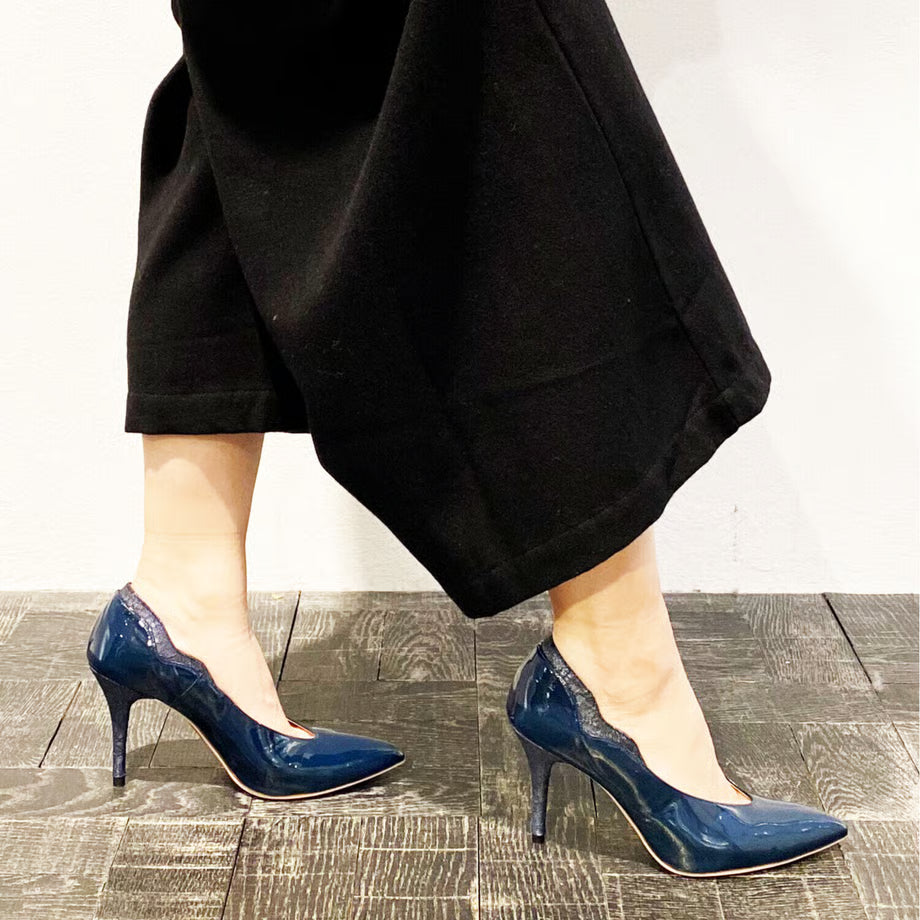 Vカットデザインエナメルパンプス - LIMIT TILL 2359 | formee.