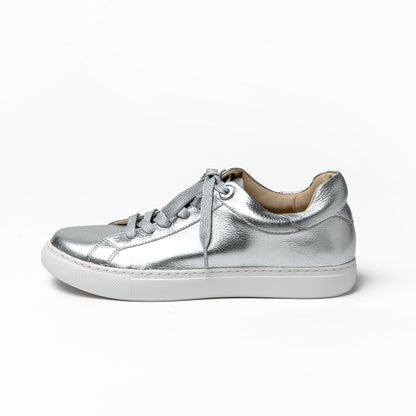 レースアップスニーカー