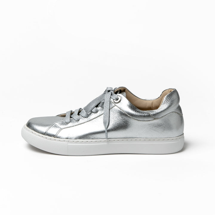 レースアップスニーカー