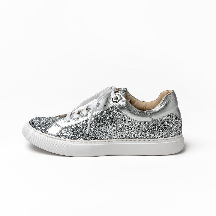 レースアップスニーカー