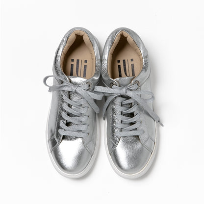 レースアップスニーカー