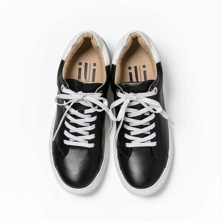 レースアップスニーカー