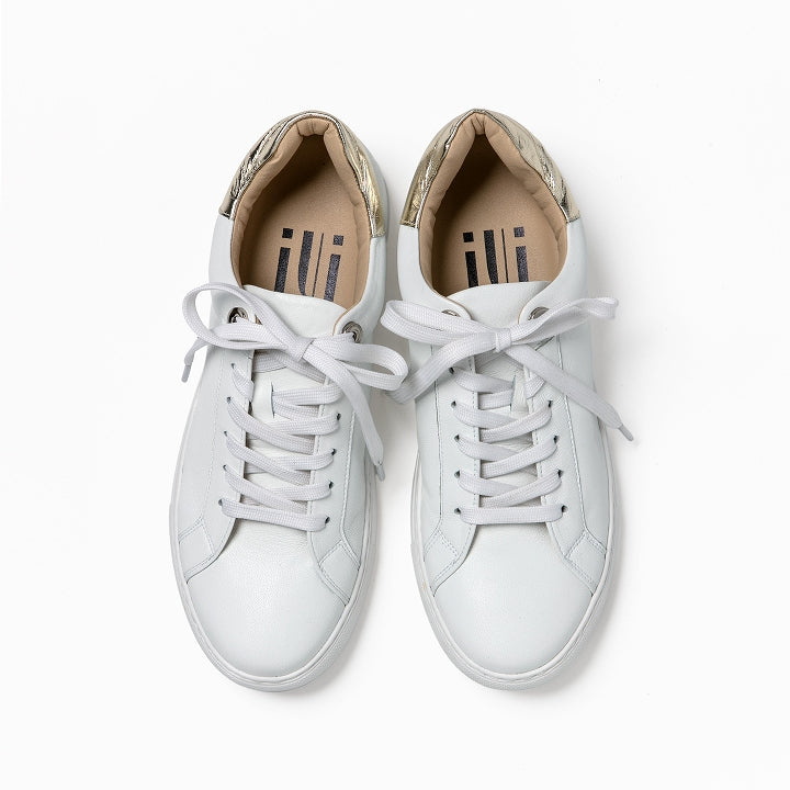 レースアップスニーカー