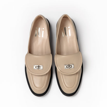 バックル付きローファー