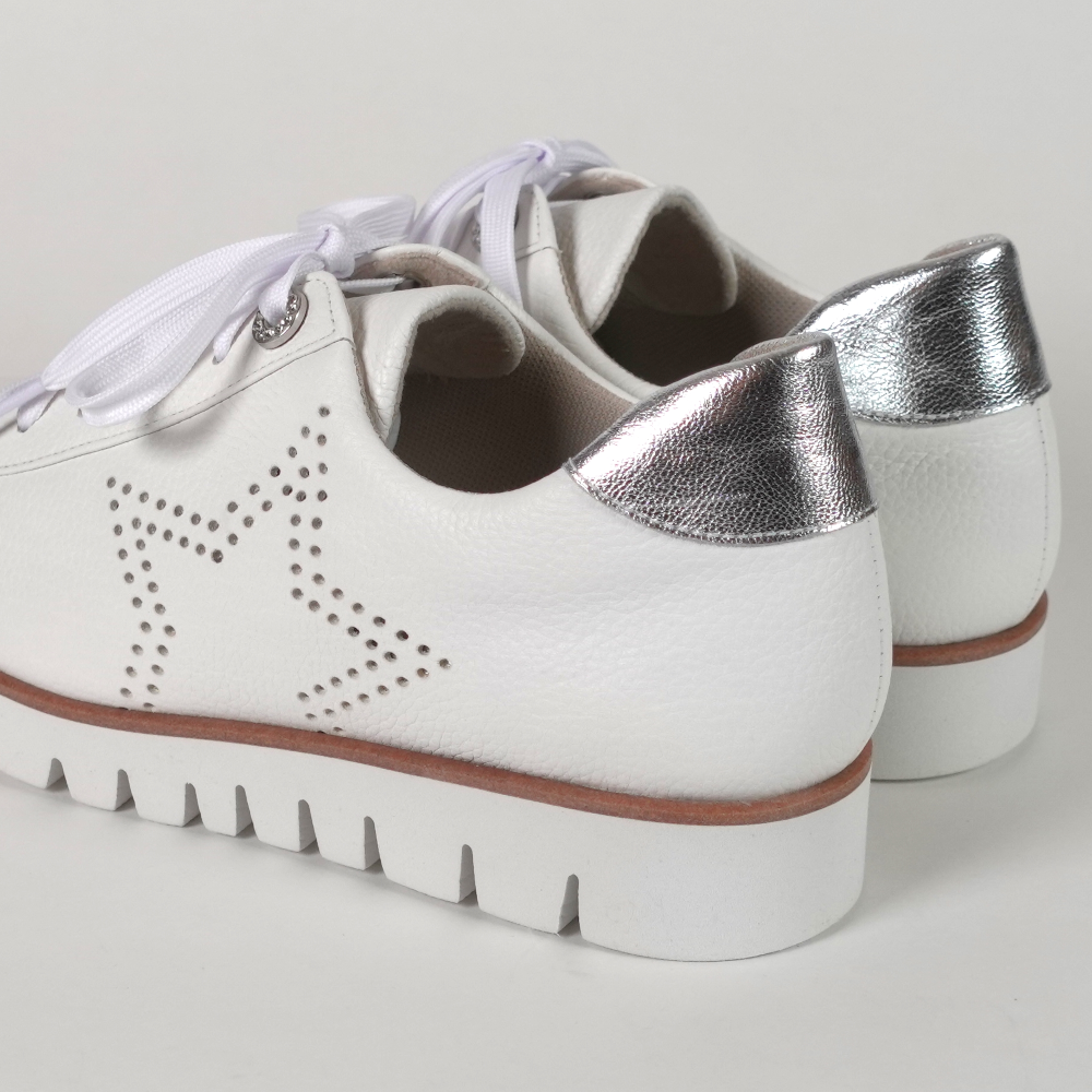 側邊星星打孔皮革運動鞋