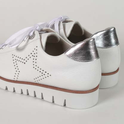 側邊星星打孔皮革運動鞋