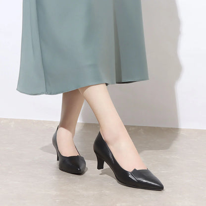 プリーツモチーフポインテッドパンプス