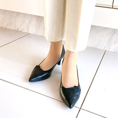 プリーツモチーフポインテッドパンプス