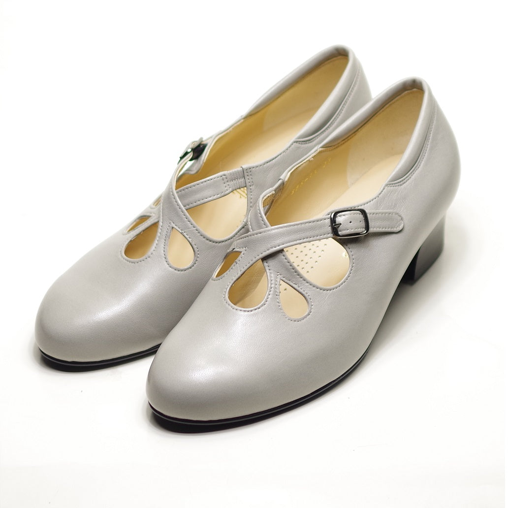 カットワーク ストラップパンプス