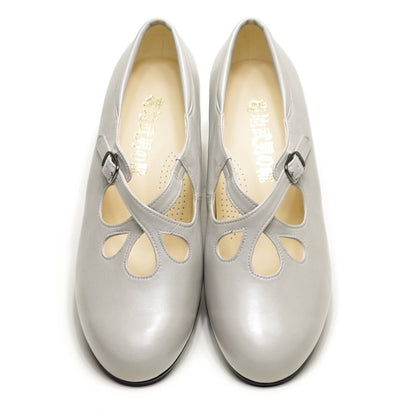 カットワーク ストラップパンプス