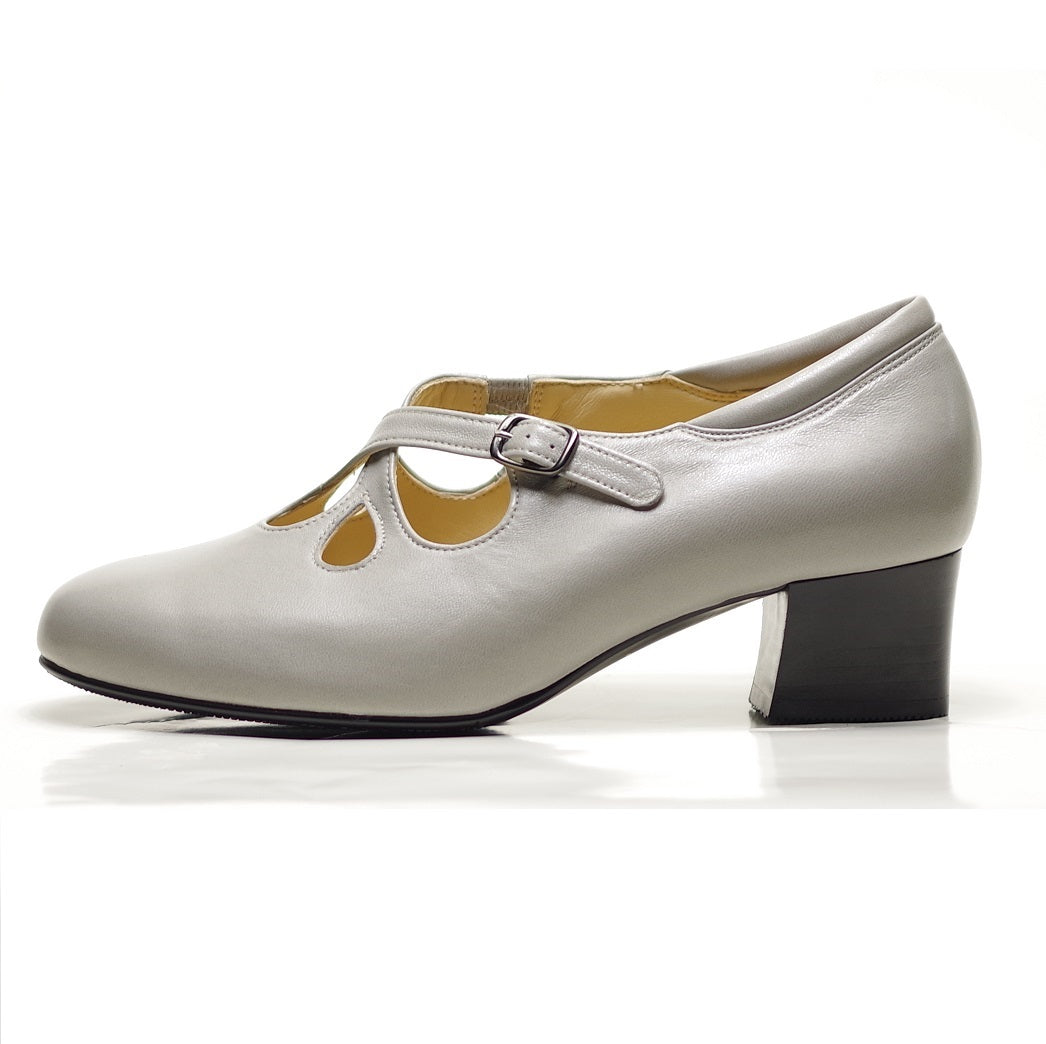 カットワーク ストラップパンプス