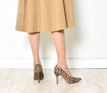 Ｖカットデザインエナメルパンプス