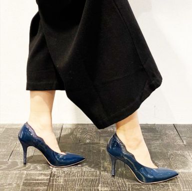 Ｖカットデザインエナメルパンプス